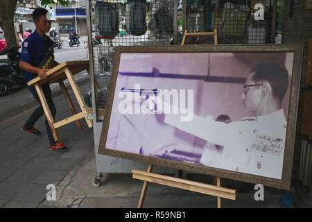 Ein Geschäft in der Nähe von zahlreichen Waffenläden in Bangkok zeigt ein seltenes Foto von ehemaligen thailändische König Bhumipol Adulyadej, in seiner Jugend ein begeisterter Sport Scharfschütze Stockfoto