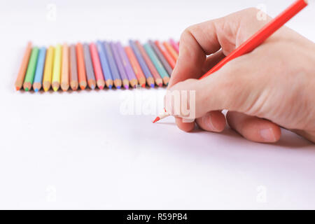 Closeup. Woman's Hand zeichnet ein roter Stift auf ein weißes Blatt pap Stockfoto