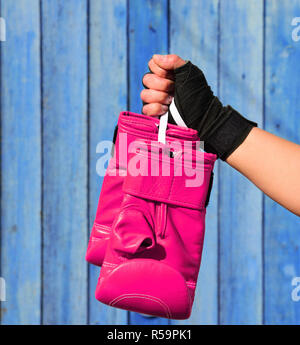 Leder rosa Handschuhe für Kickboxen in weibliche Hände Stockfoto