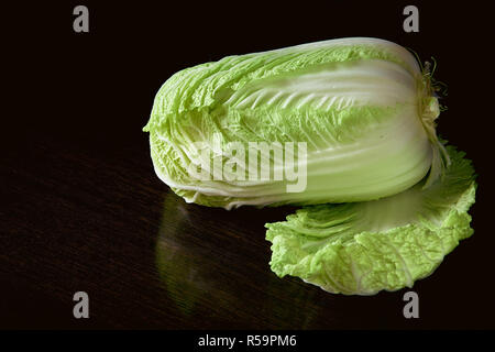 Gesunde vegetarische Lebensmittel, Bio Peking Kohl auf dunklem Hintergrund Stockfoto