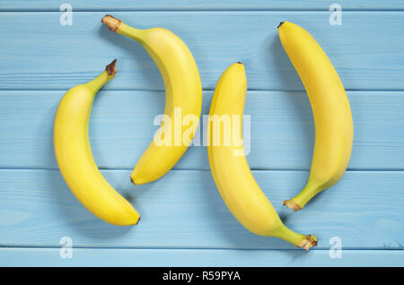 Bananen auf einem blauen Hintergrund Holz, Ansicht von oben Stockfoto