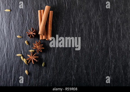 Winter-Gewürze auf eine Steinoberfläche Stockfoto