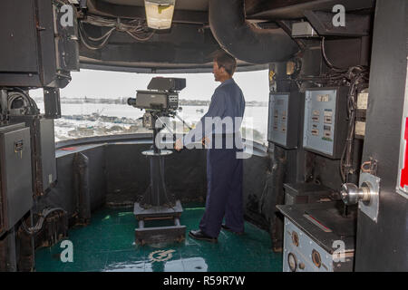 Video kamera Zimmer, von wo aus alle Starts und Landungen aufgezeichnet wurden, USS Midway Museum, der Bucht von San Diego, Kalifornien, USA Stockfoto