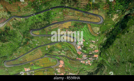 Luftaufnahme von der kurvenreichen Straße ifrom anta' zu 'Porto Moniz' auf der Insel Madeira, Portugal Stockfoto