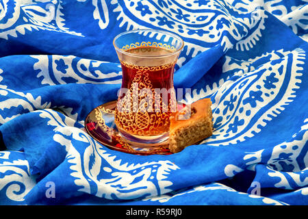 Traditionelle Armudu (Tee Tasse) mit Pakhlava und Kelaghayi (Schal) Stockfoto