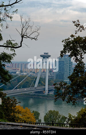 Bratislava, Hauptstadt der Slowakei. Blick auf die Neue Brücke (Novy Most) über die Donau. Stockfoto