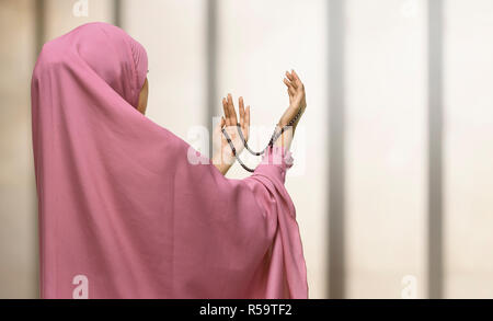 Hübsche asiatische muslimischen Frau in die Hand und Beten Stockfoto