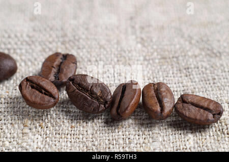 Paar Kaffeebohnen auf einem groben Tuch. Makro Foto Stockfoto