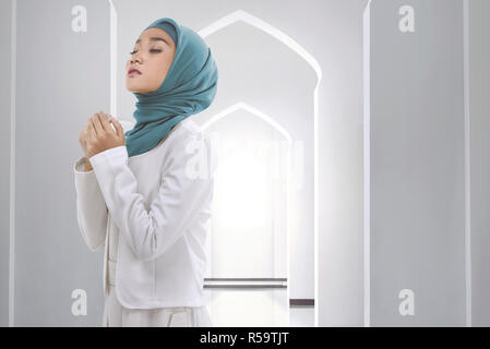 Hübsche asiatische muslimischen Frau in die Hand und Beten Stockfoto
