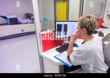 Knochendichtemessung die Messung der optischen Dichte des unteren rachis (Backbone) der weiblichen Patienten Osteoporose zu diagnostizieren, Angouleme, Frankreich. Stockfoto