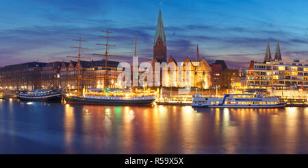 Weser River und St. Martin Kirche, Bremen, Deutschland Stockfoto