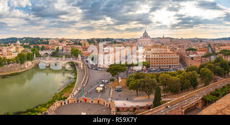 Wunderbare Luftaufnahme von Rom bei Sonnenuntergang, Italien Stockfoto