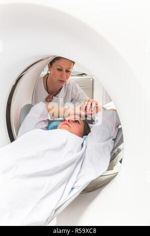 Szintigraphie des Herzens mit Hilfe einer Gammakamera zu einem Scanner, Installation des Patienten durch Radiologie Krankenhaus gekoppelt, Angouleme, Frankreich. Stockfoto