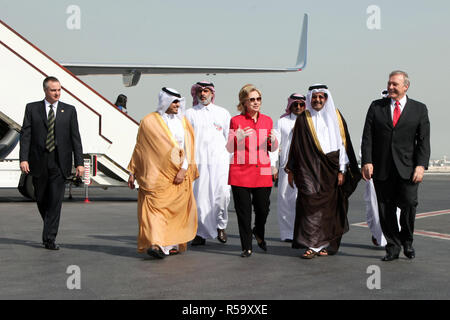 Von rechts nach links: US-Botschafter in Katar Joseph Lebaron, Botschafter Ali Al-Hajri, Katar Botschafter in den USA, US-Außenministerin Hillary Rodham Clinton, und Botschafter Mohammed bin Khater Al-Khater Direktor der Abteilung Protokoll in Doha, Katar Stockfoto