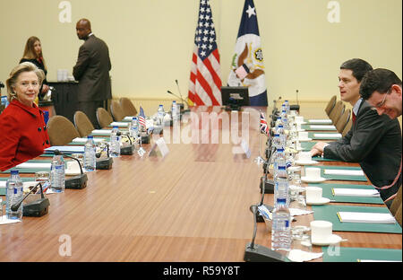 2009 - US-Außenministerin Hillary Rodham Clinton hält ein bilaterales Treffen mit dem britischen Minister für auswärtige Angelegenheiten und Commonwealth-Fragen David Miliband in Brüssel Stockfoto