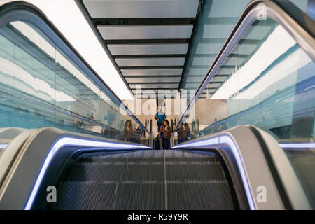 September 9, 2017, London/UK - Menschen Reiten eine Rolltreppe am Flughafen Heathrow Stockfoto