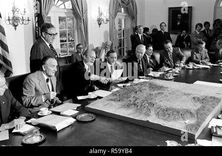 Präsident Gerald R. Ford und Außenminister Henry Kissinger Review eine Karte der Halbinsel Sinai während eines Treffens mit dem Überparteilichen Congressional Leaders im Schaltschrank Stockfoto