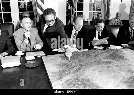 September 4, 1975 - Außenminister Henry Kissinger Punkte auf einer Karte der Halbinsel Sinai bei einem Treffen mit Präsident Gerald R. Ford und Überparteilichen Congressional Leaders im Schaltschrank Stockfoto