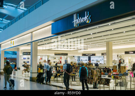 September 9, 2017, London/UK-Leute einkaufen bei Harrods Kaufhaus am Flughafen Heathrow Stockfoto