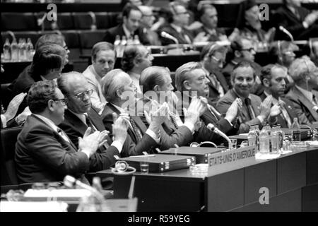 1975, Juli 30 - Konzertsaal - Finlandia Hall - Helsinki, Finnland - Gerald R. Ford, Kissinger, Stoessel, Hartmann, Sonnenfeldt, Andere - hinter dem Schreibtisch sitzt; applaudieren - Reise in Europa - US-Delegation bei der Eröffnung der Konferenz über Sicherheit und Zusammenarbeit in Europa (KSZE) Stockfoto