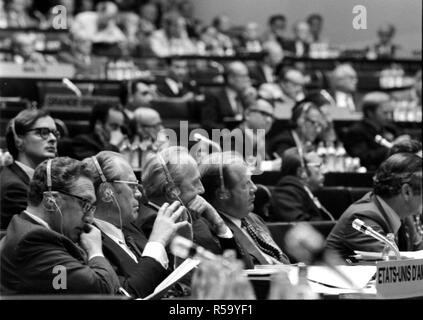 August 1975 - Präsident Gerald R. Ford, Henry Kissinger, und der US-Delegation zu Gesprächen in Finlandia Hall während der Konferenz über Sicherheit und Zusammenarbeit in Europa (KSZE) in Helsinki, Finnland Stockfoto