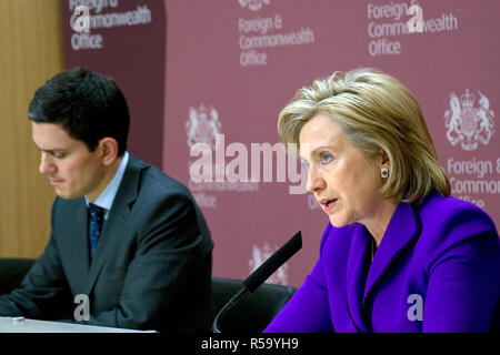 Us-Außenministerin Hillary Rodham Clinton und der britische Außenminister David Miliband am Gelenk drücken Sie die Verfügbarkeit nach der Sitzung vom Jemen in London, 27. Januar 2010. Stockfoto