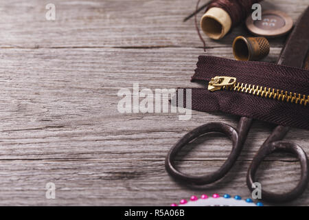 Werkzeuge für Reparatur und Anpassung auf der rechten Seite des hölzernen Tisch mit kopieren. Stockfoto