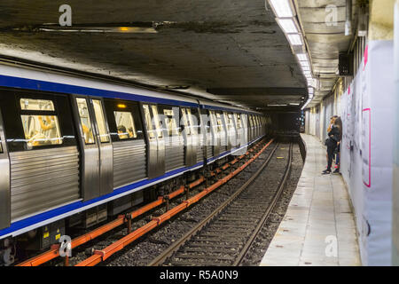 September 12, 2017, Bukarest, Rumänien - U-Bahn Zug, der Piata Romana stoppen Stockfoto