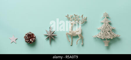 Silber Weihnachten Dekoration - Hirsche, Tannen, Sterne, Kegel auf blauem Hintergrund mit kopieren. Festliche Karte für Winter Event, Party. Ansicht von oben, flach Stockfoto