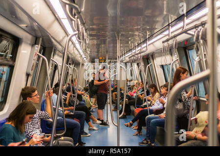 September 13, 2017, Bukarest, Rumänien - Menschen reiten in der Nähe der U-Bahn Stockfoto