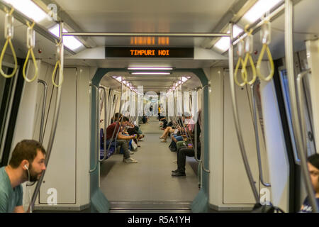 September 13, 2017, Bukarest, Rumänien - Menschen reiten in der Nähe der U-Bahn Stockfoto