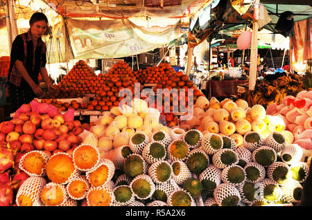 Laos: frische Früchte auf dem größten Markt in Indochina in Pakse Stockfoto