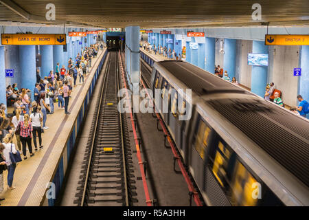 September 15, 2017, Bukarest/Rumänien - Zug bei OBOR U-Bahn Haltestelle ankommen Stockfoto