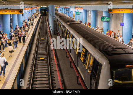 September 15, 2017, Bukarest/Rumänien - Steigen Sie an der U-Bahn station Obor stationiert Stockfoto