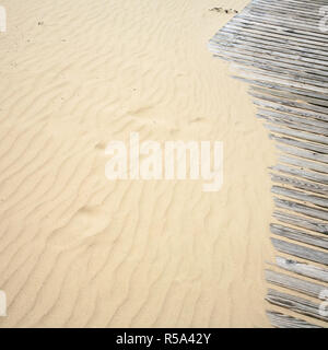 Sandstrand und Holz- Pfad in Resort Jurmala Stadt Stockfoto