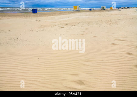 Städtische Sandstrand im Ferienort Jurmala Stadt im Herbst Stockfoto