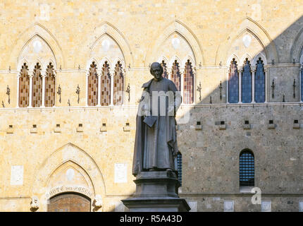 Statue von Sallustio Bandini an der Piazza Salimbeni Stockfoto