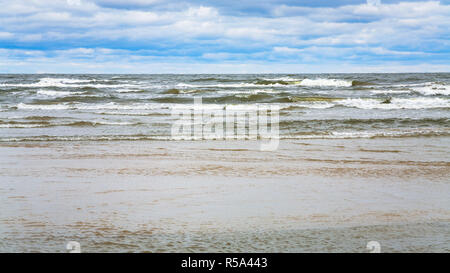 Regnerische Wolken über dem Strand der Ostsee im Herbst Stockfoto