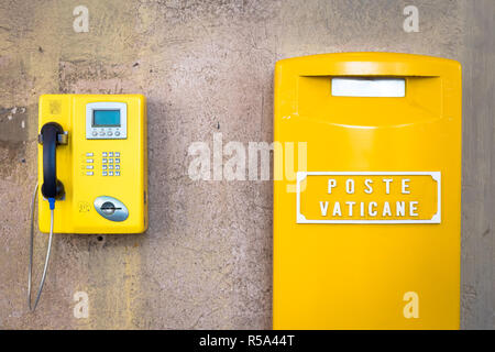 Detail der traditionellen gelben Post Box im Vatikan, Rom Stockfoto