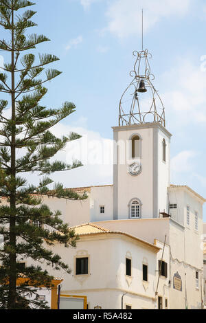 Glockenturm von Santa Ana Kirche in Albufeira Stockfoto