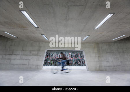 Moderne Bahnhof mit bikestands Rush - Menschen auf dem Weg zu seinem Fahrrad und Pendeln home (Farbe getonte Bild motion verschwommenes Bild erhalten) Stockfoto