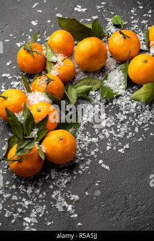 Nahaufnahme Foto von Mandarinen auf schwarz Tabelle Stockfoto