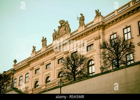 Fassade des Museum Albertina mit Marmorskulpturen, in Wien, Österreich Stockfoto