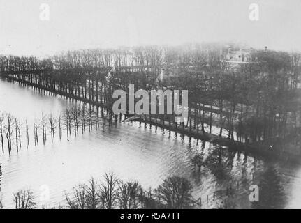 Ex-Kaiser's Haus der Zuflucht durch Überlaufen Rhein bedroht. Das Schloss in Amerongen, in der die Ex-Kaiser geblieben, durch die Wasser der Flut Rhein umgeben kann. 1918-1919 Stockfoto