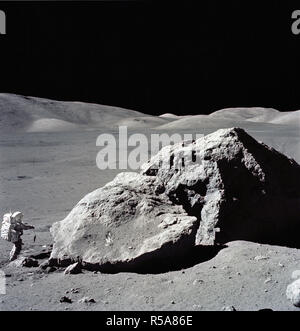(13 Dez. 1972)------- Wissenschaftler - Astronaut Harrison H. Schmitt ist fotografiert stehen neben einem riesigen, split Boulder im dritten Apollo 17 Extra Vehicular Activity (EVA) der Taurus-Littrow Landung auf dem Mond. Stockfoto