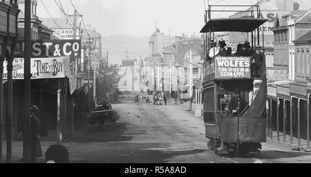 Elizabeth St hinunter Melville St. zeigt Straßenbahn Werbung Wolfe Schnaps. Zeigt Niederlassung der Bank von Australasien & Gaylor der Juwelier (c 1920) - Obligatorische Photo Credit: TAHO Stockfoto