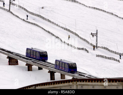 Standseilbahn Aviemore Ski Center Cairngorms Schottland Großbritannien mit Skifahrer auf Skilift auf Skipiste Allan Milligan/Alamy Stock Foto Stockfoto