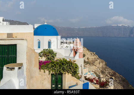 Die Insel Santorini vulkanische Caldera, wie von dem malerischen Dorf Oia in Griechenland gesehen. Stockfoto