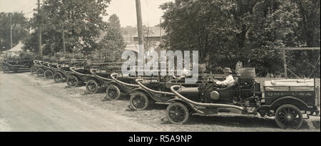 Schlauch Wagen für Regierung hergestellt; Howe Feuer Apparate Sales Co., Anderson, Indiana. Reihe von Wagen bereit für die Lieferung an die Regierung. 1918-1919 Stockfoto