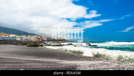 Bunte Häuser Punta Brava Strand Jardin in Puerto de la Cruz, Teneriffa, Kanarische Inseln Stockfoto